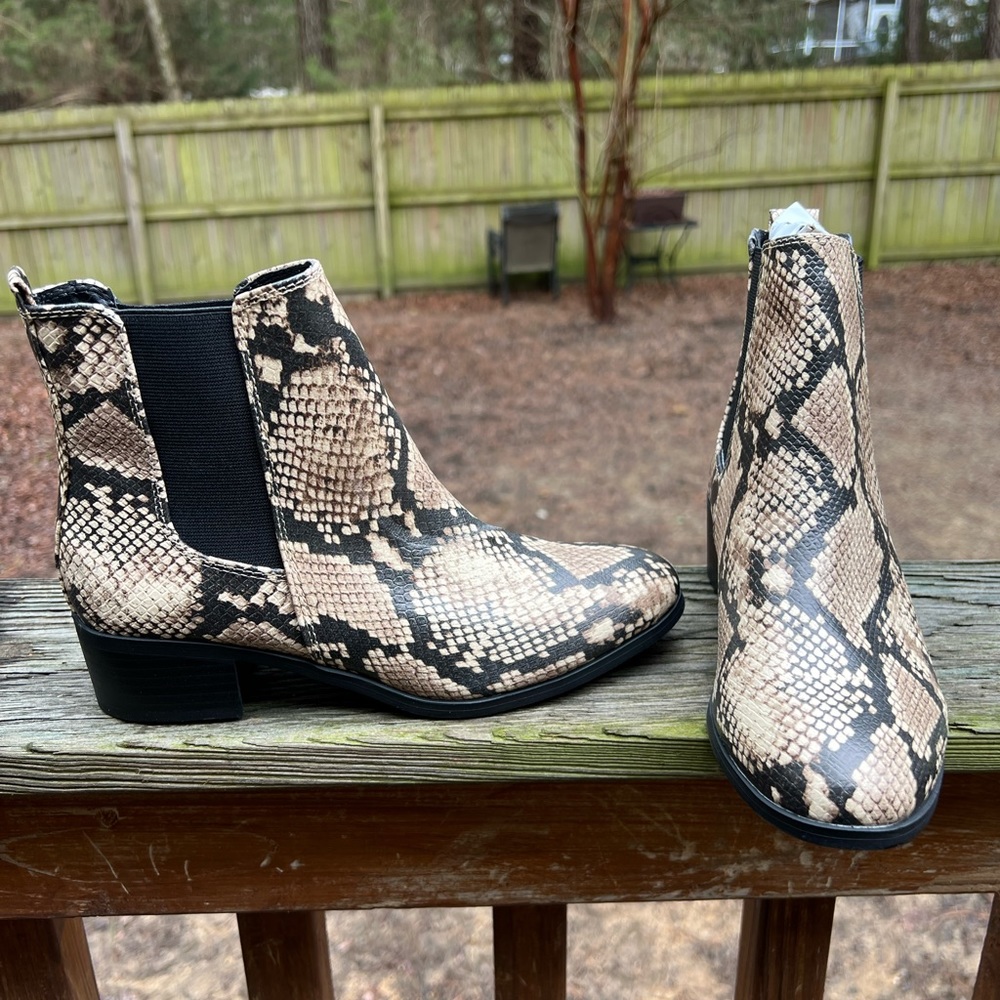 QUPID Faux Snakeskin Slip On Boot Booties Women’s 6.5
